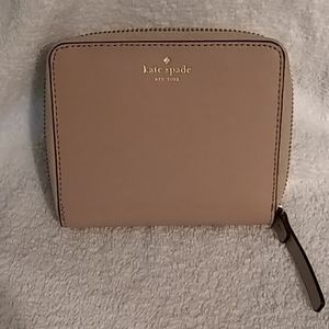Small zip around wallet